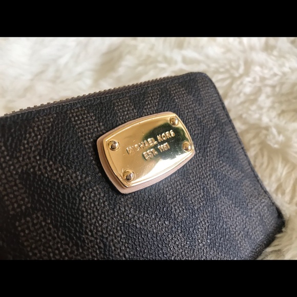 SOLD Michael Kors Jet Set Wallet - Picture 4 of 9